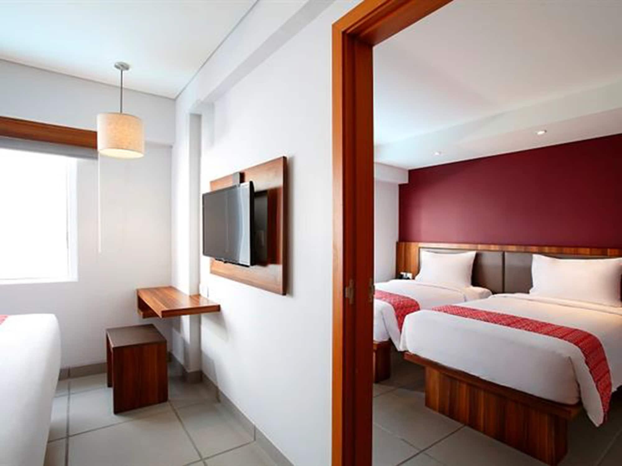 Отель Swiss-Belexpress Kuta Legian Экстерьер фото