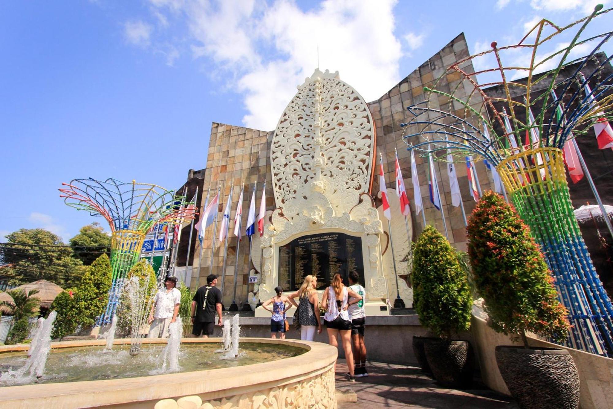 Отель Swiss-Belexpress Kuta Legian Экстерьер фото